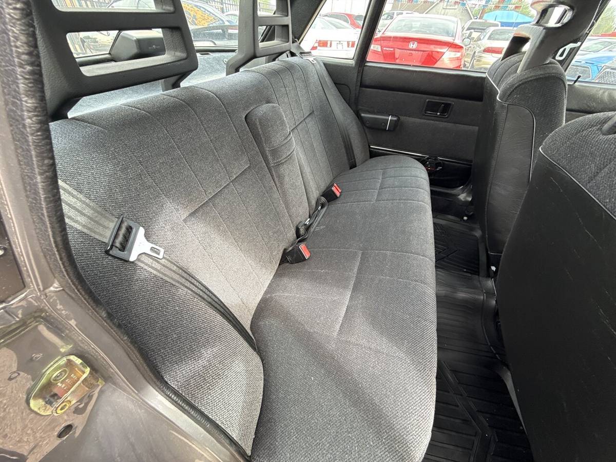 Volvo-240-dl-sedan-1991-silver-15