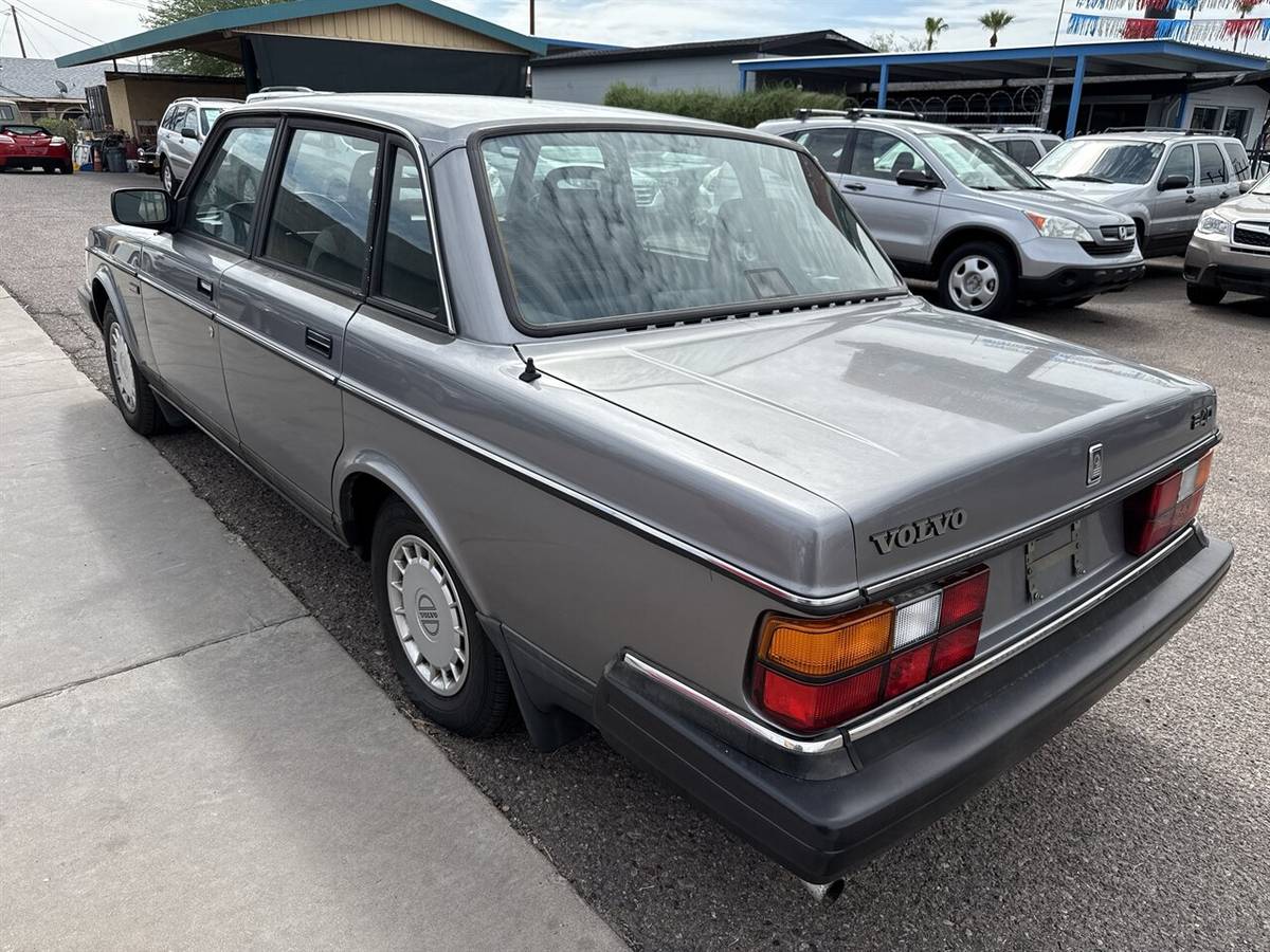 Volvo-240-dl-sedan-1991-silver-3
