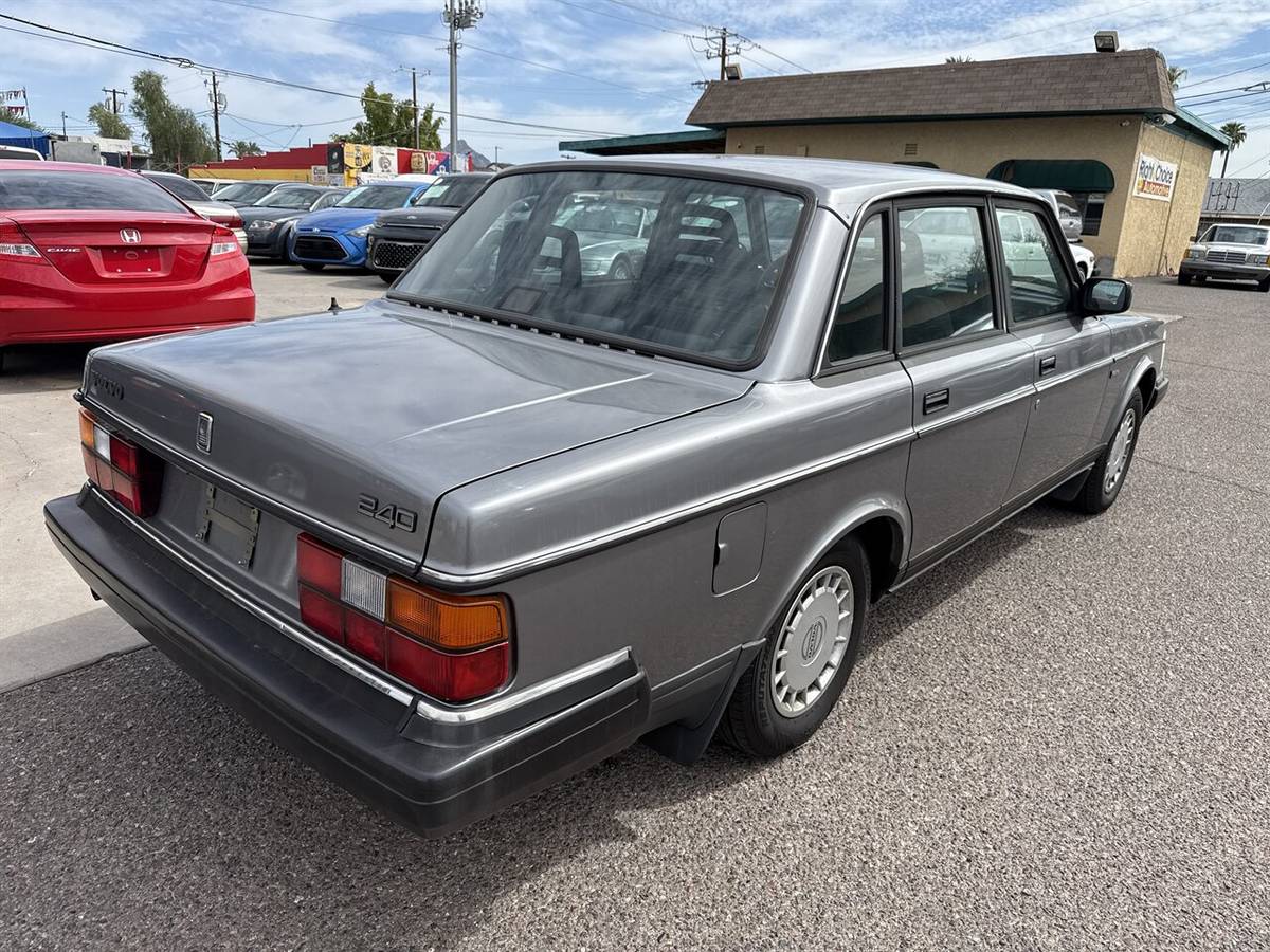 Volvo-240-dl-sedan-1991-silver-4