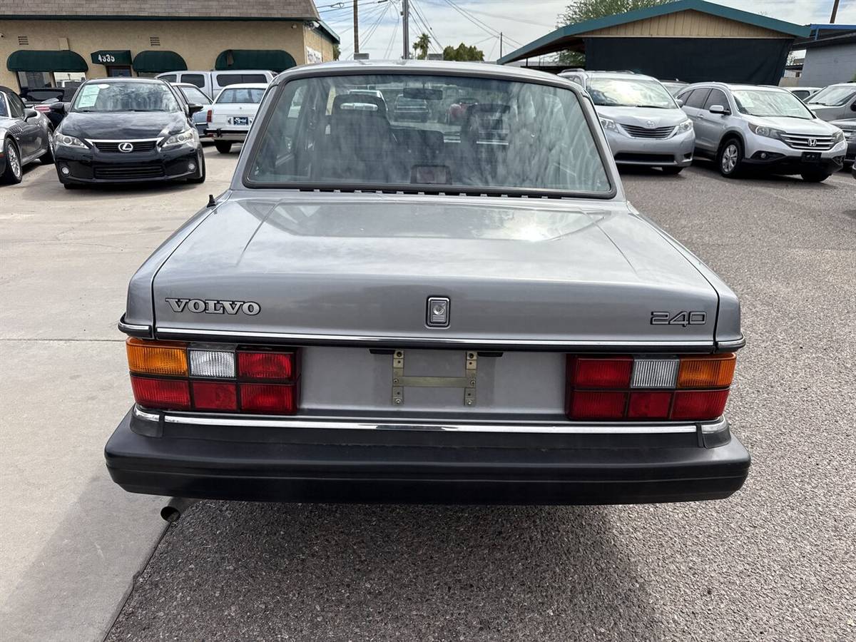 Volvo-240-dl-sedan-1991-silver-5