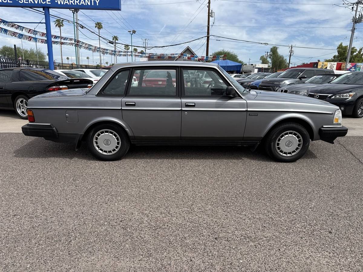 Volvo-240-dl-sedan-1991-silver-6