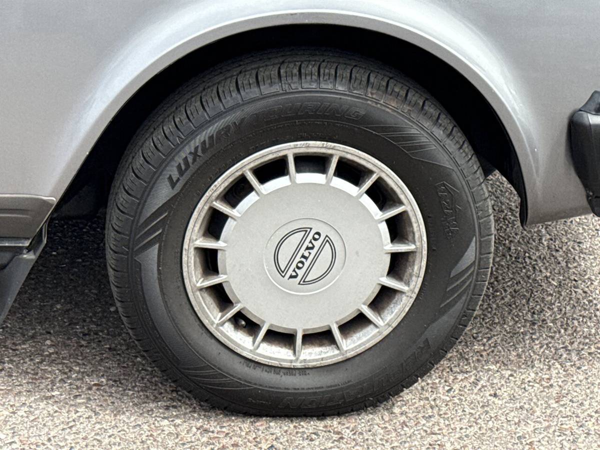 Volvo-240-dl-sedan-1991-silver-7