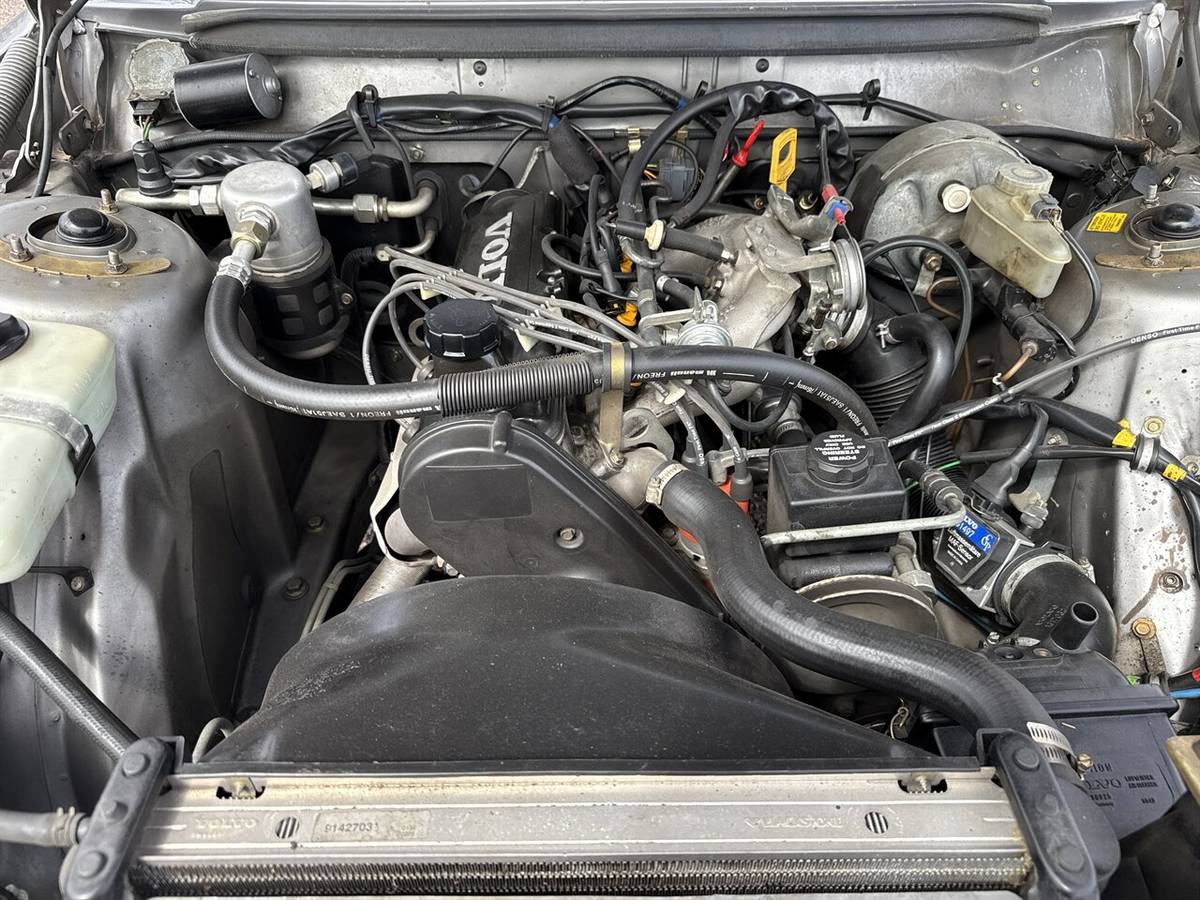 Volvo-240-dl-sedan-1991-silver-8