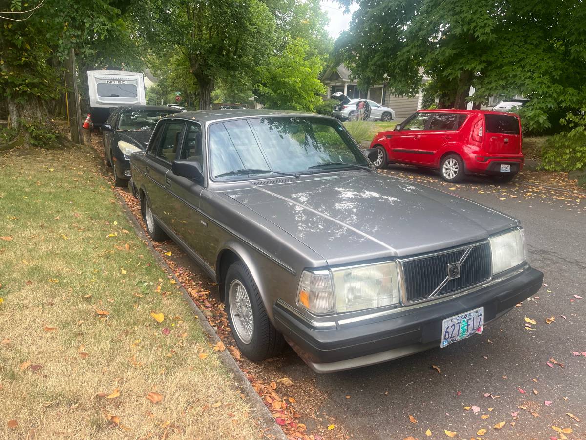 Volvo-240-sedan-1991-1