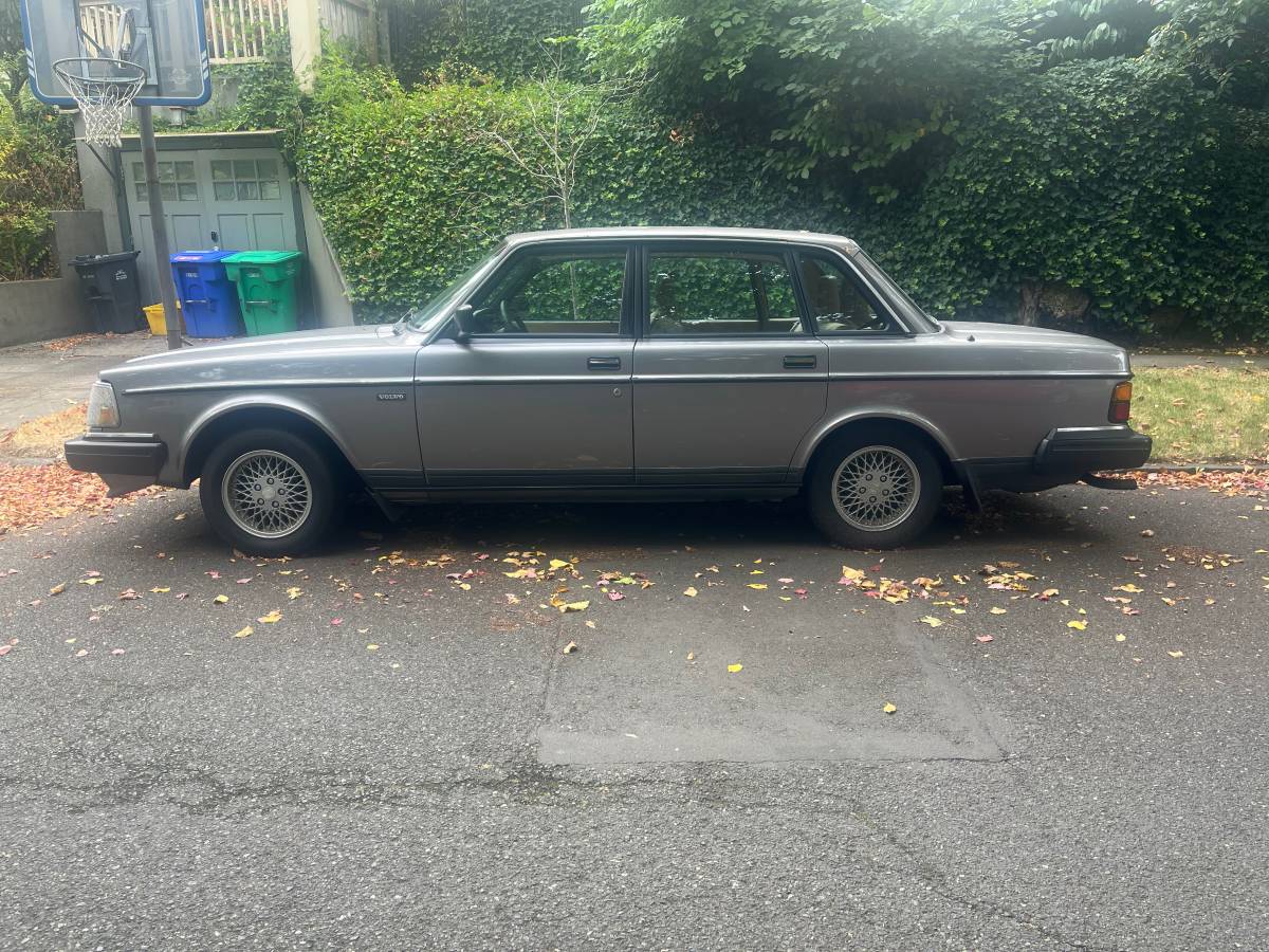 Volvo-240-sedan-1991-2
