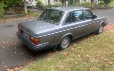 Volvo-240-sedan-1991