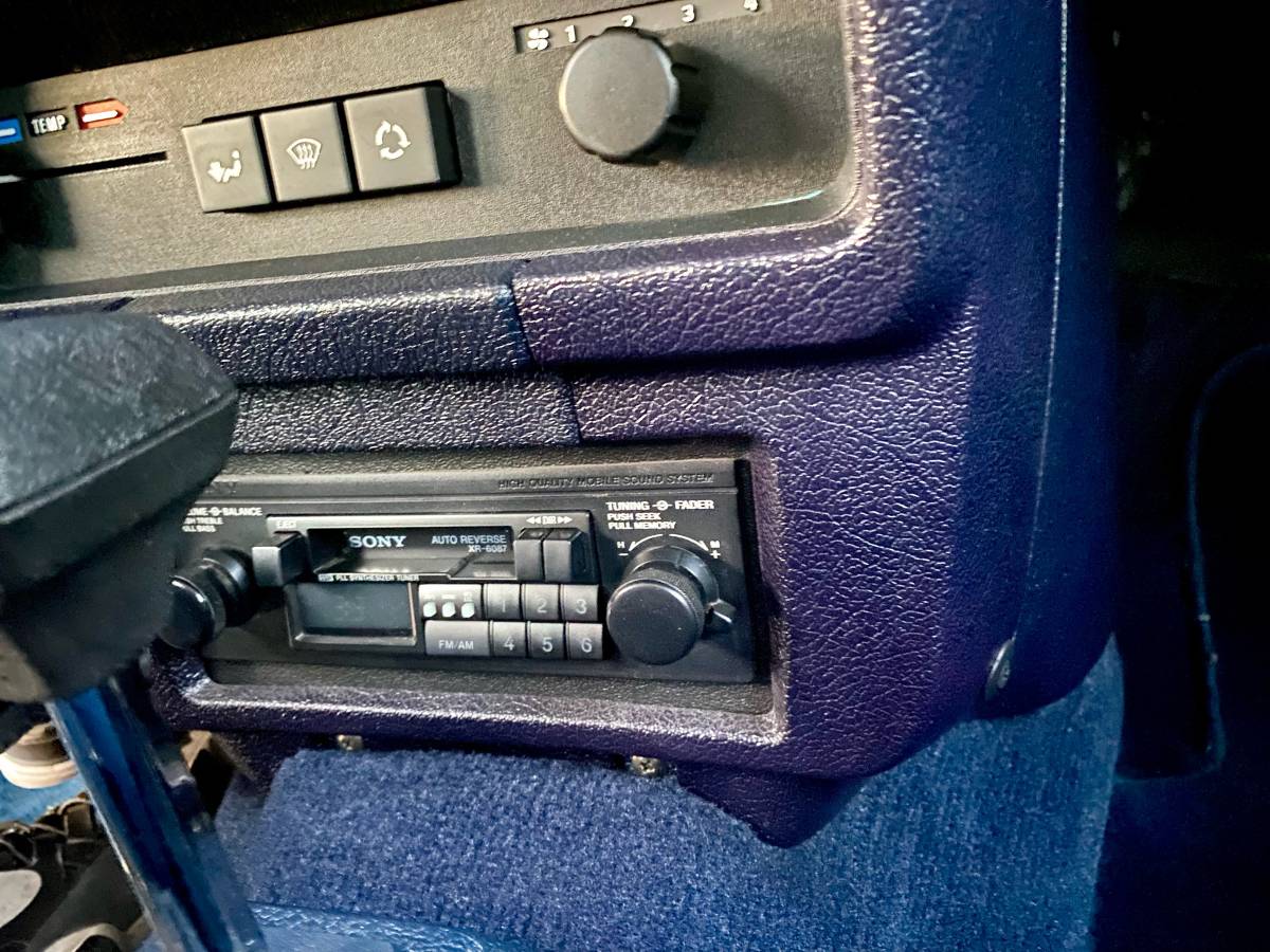 Volvo-240-series-1986-silver-17