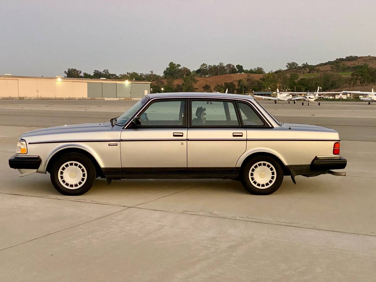 Volvo-240-series-1986-silver-2