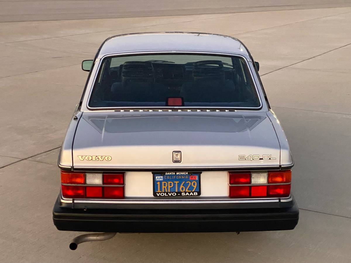Volvo-240-series-1986-silver-6