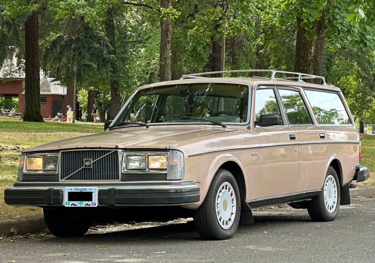 Volvo-240-wagon-1981-brown