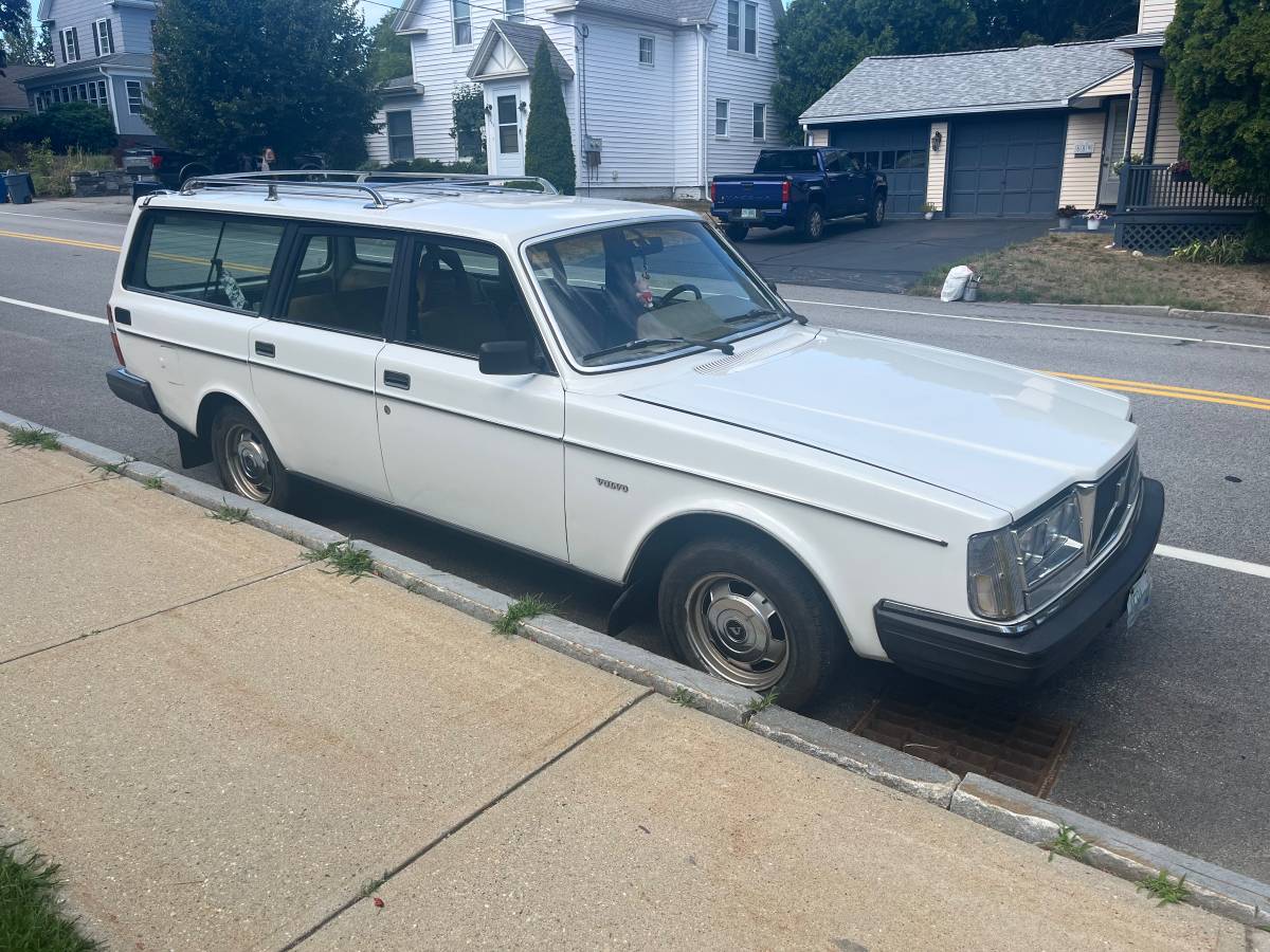 Volvo-240-wagon-1983-white-1