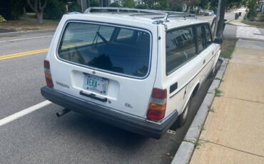 Volvo-240-wagon-1983-white-2