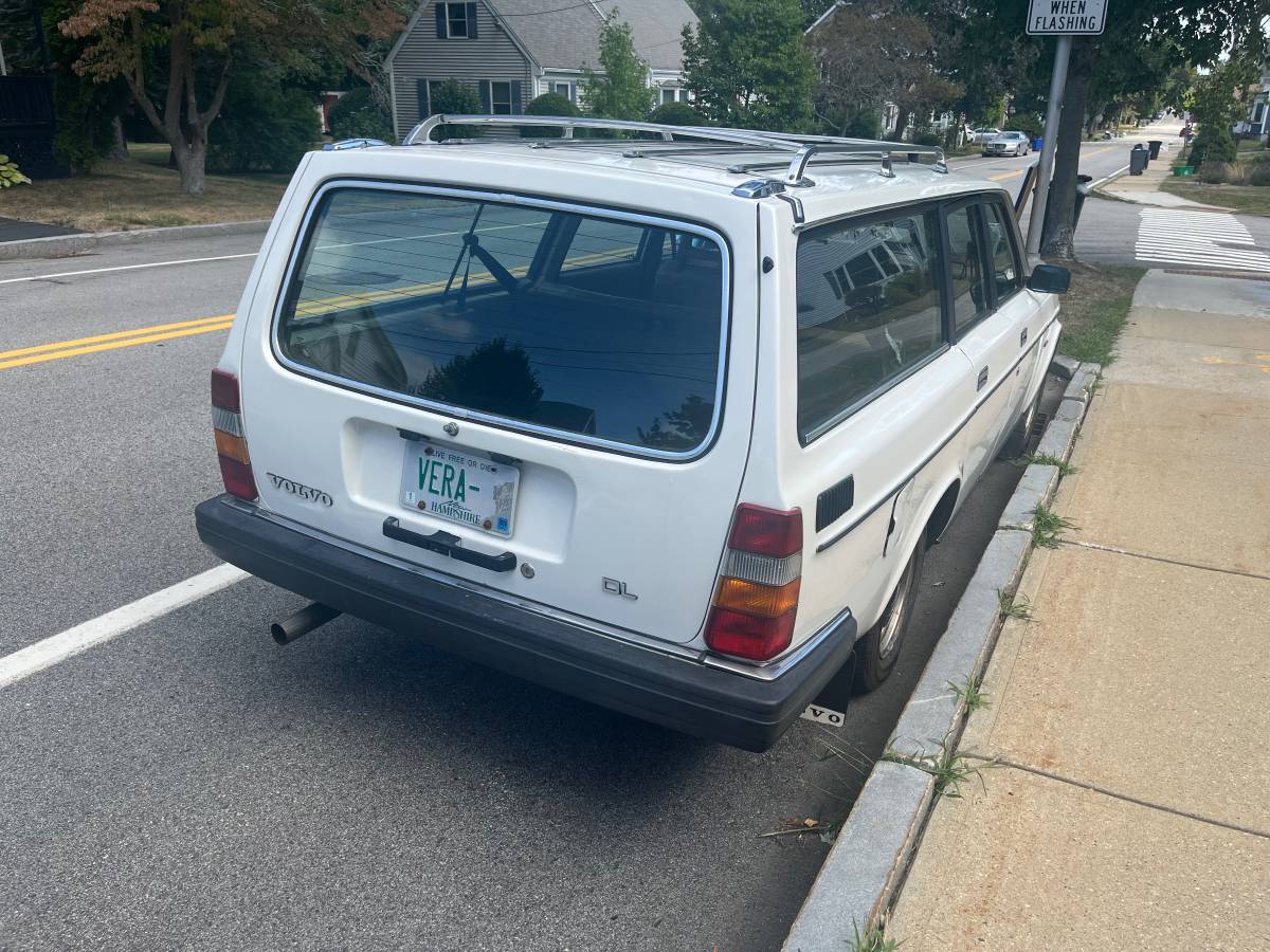 Volvo-240-wagon-1983-white-2
