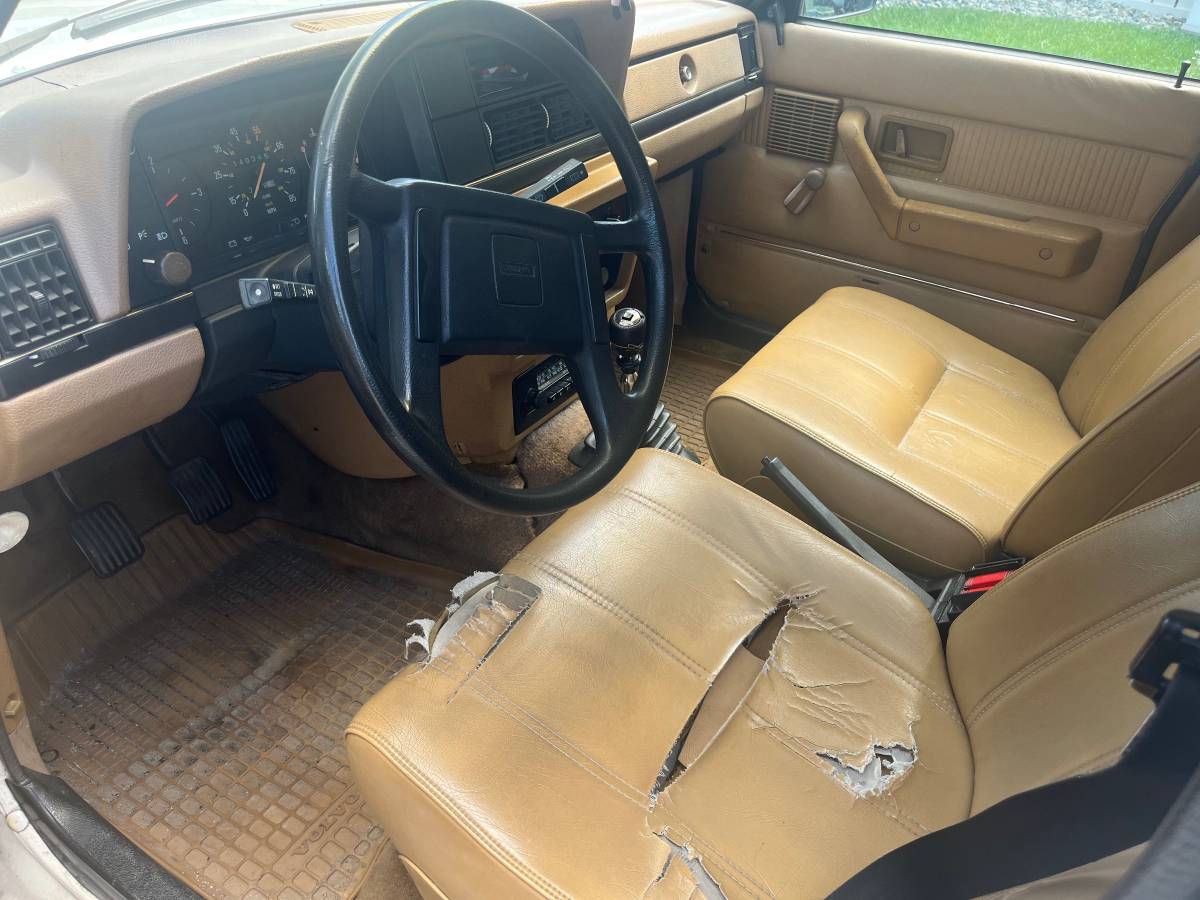 Volvo-240-wagon-1983-white-3