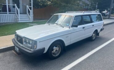 Volvo-240-wagon-1983-white