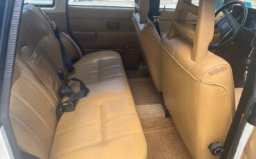 Volvo-240-wagon-1983-white-5