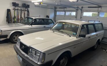 Volvo-240-wagon-1983-white-8