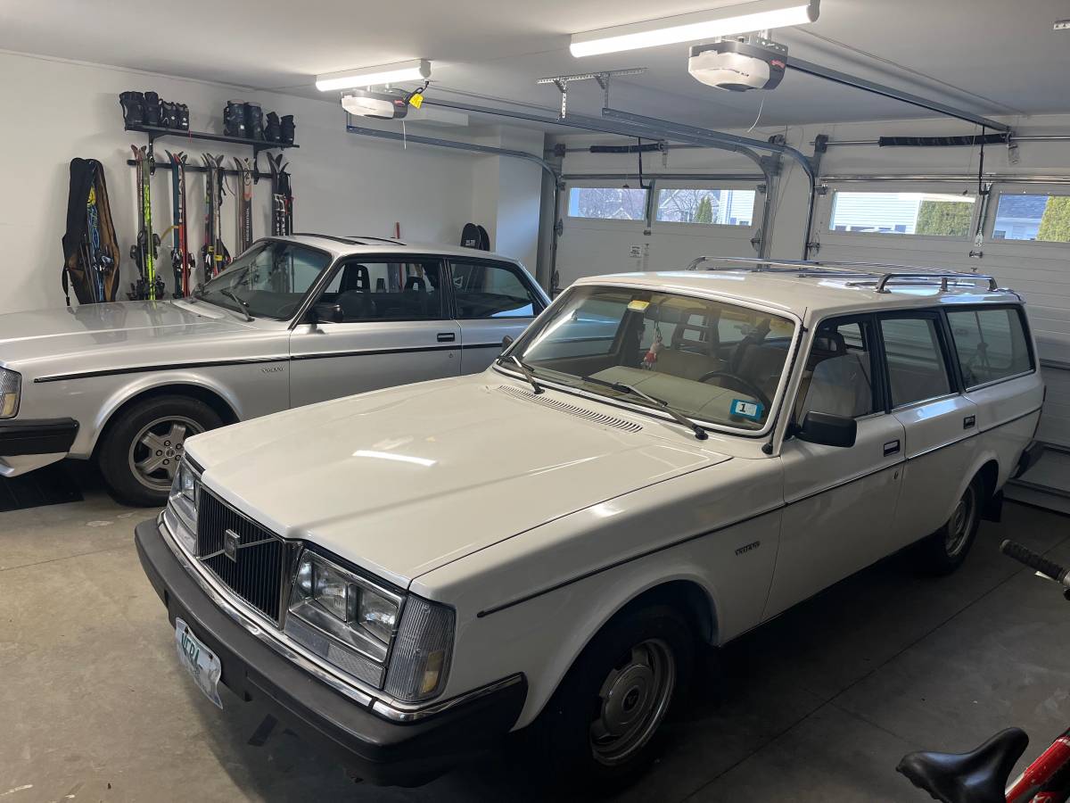 Volvo-240-wagon-1983-white-8