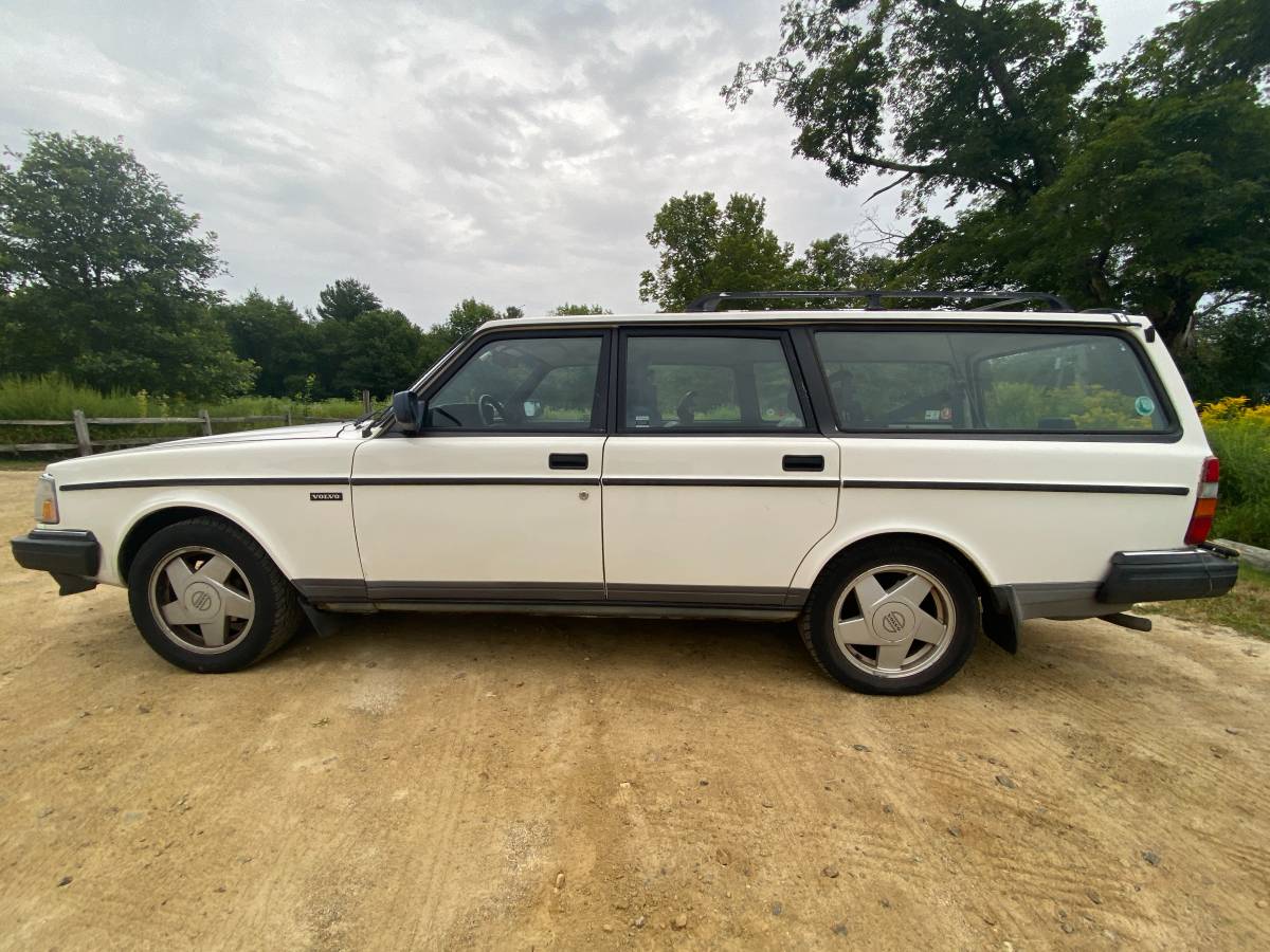 Volvo-240-wagon-1992-white-1