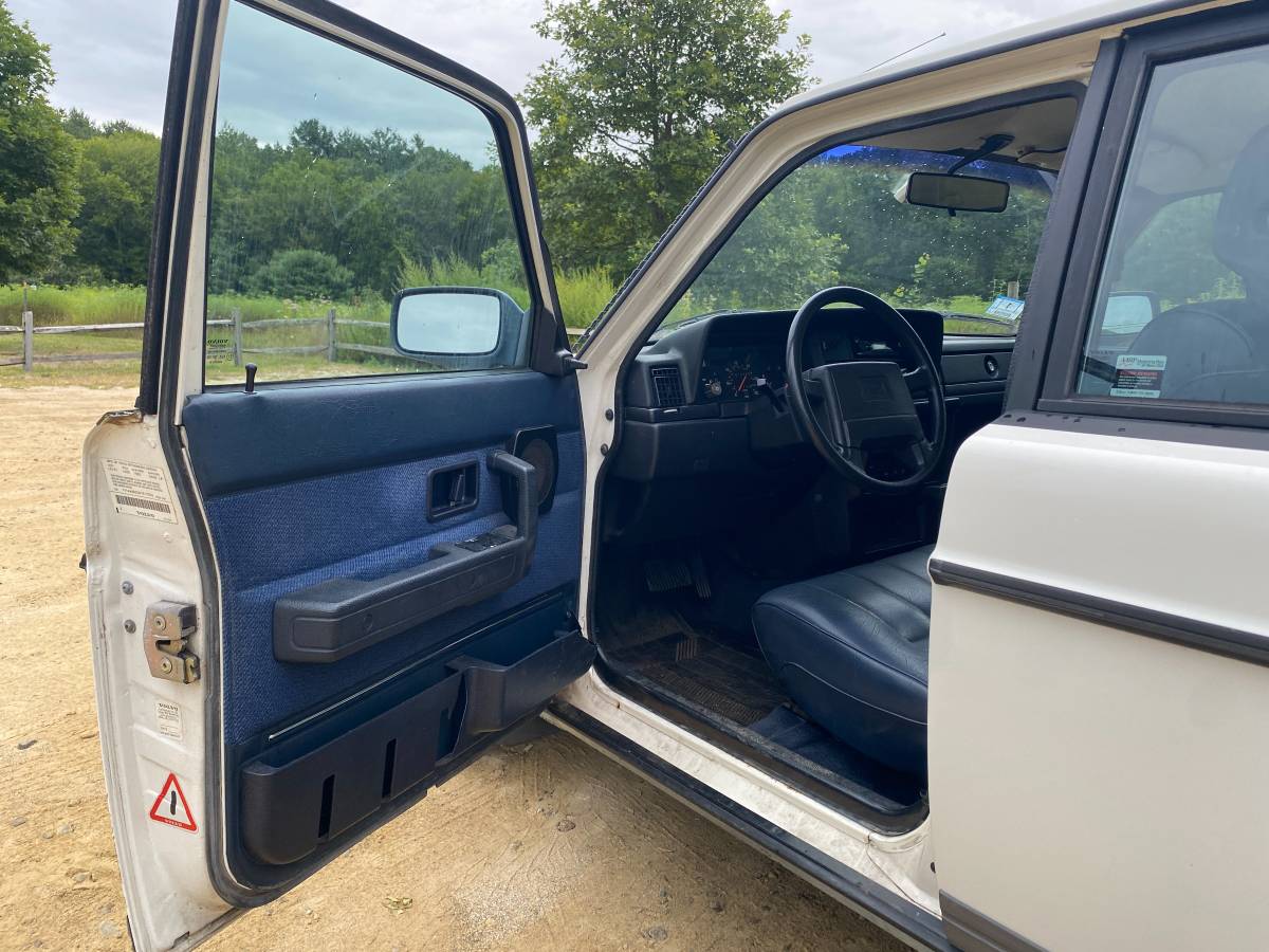Volvo-240-wagon-1992-white-10