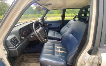 Volvo-240-wagon-1992-white-11