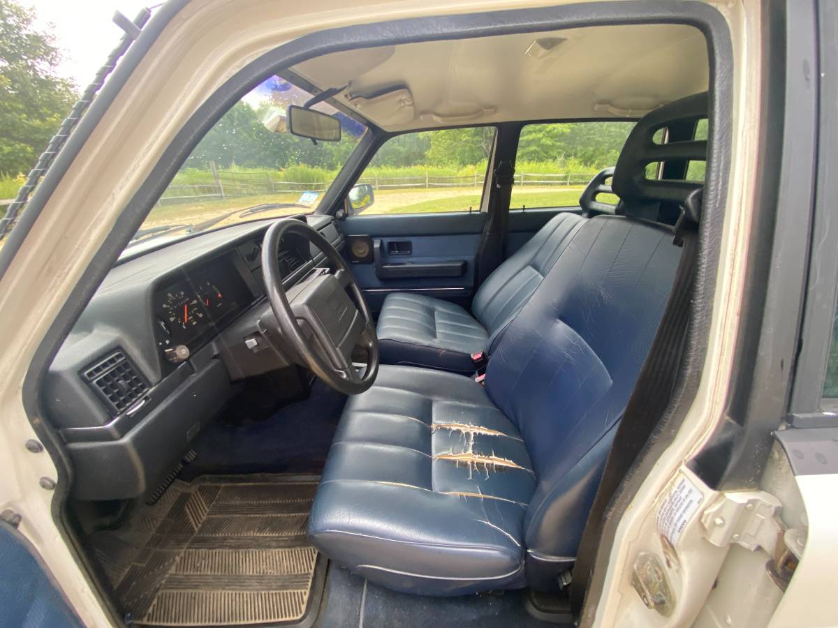 Volvo-240-wagon-1992-white-11
