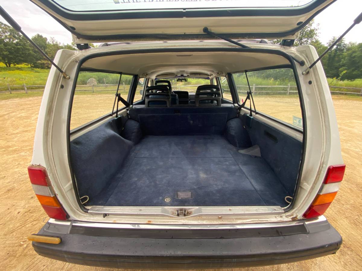 Volvo-240-wagon-1992-white-14