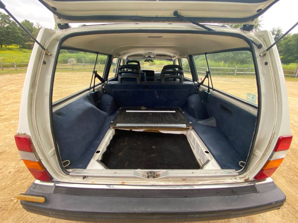 Volvo-240-wagon-1992-white-15