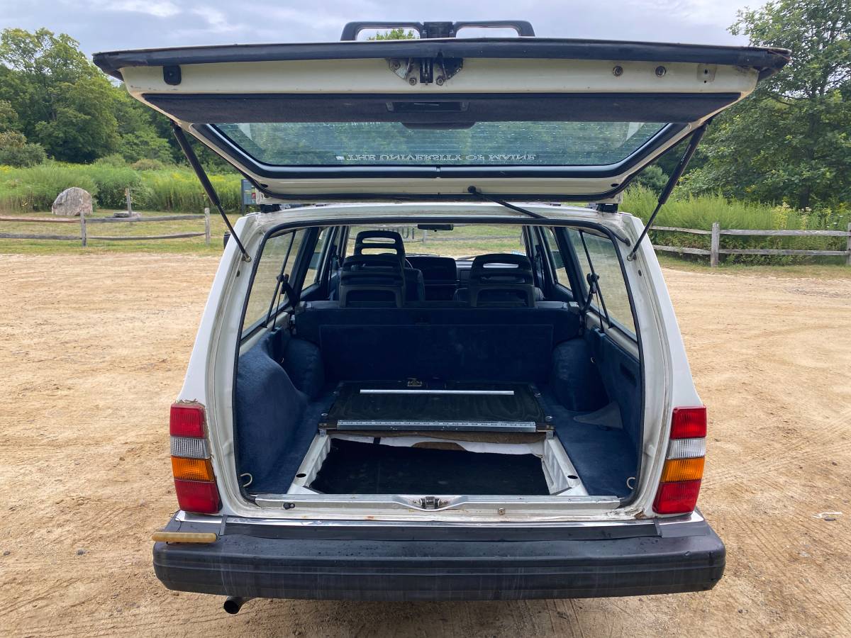 Volvo-240-wagon-1992-white-16
