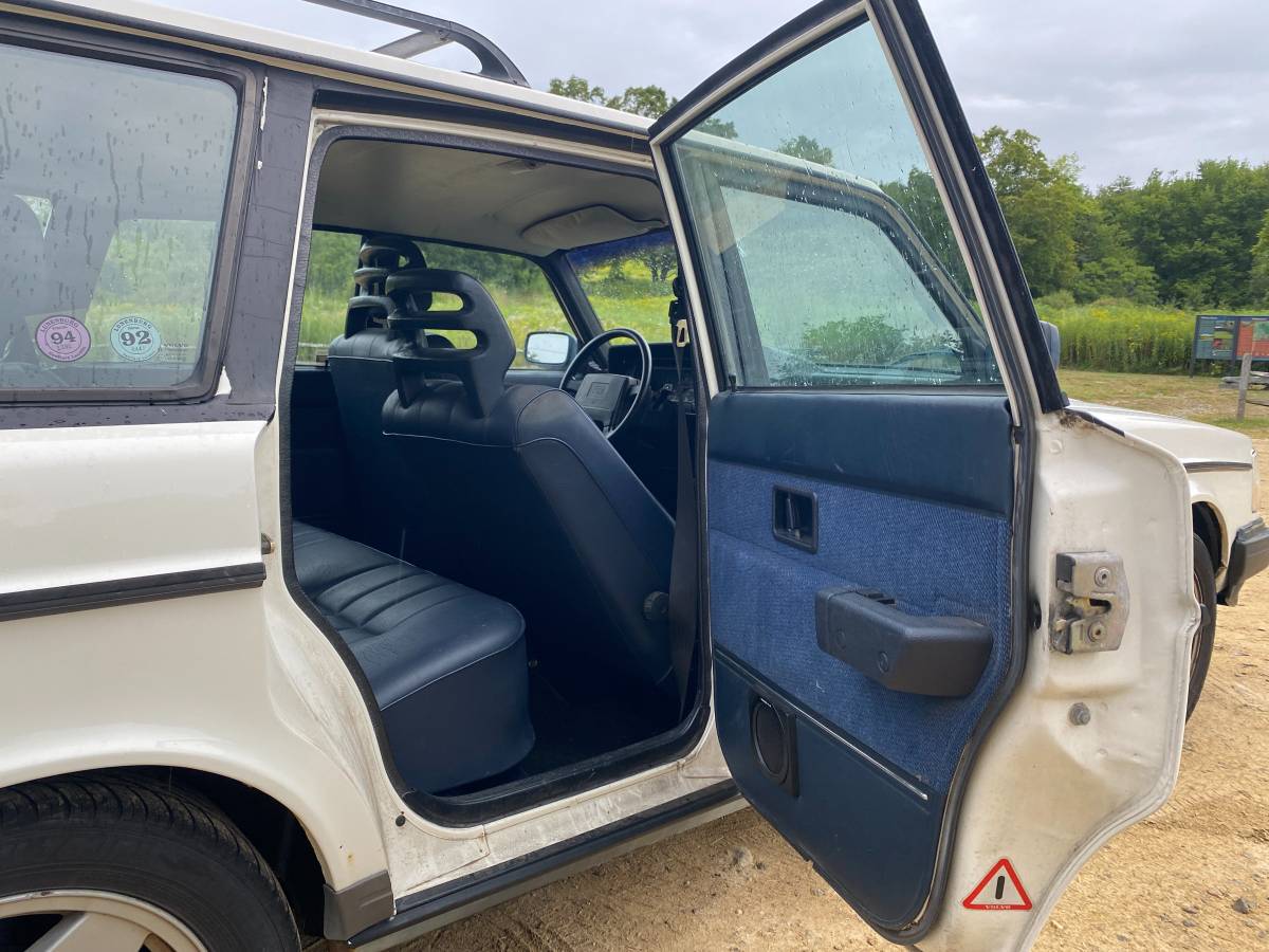 Volvo-240-wagon-1992-white-18