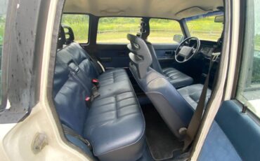 Volvo-240-wagon-1992-white-19