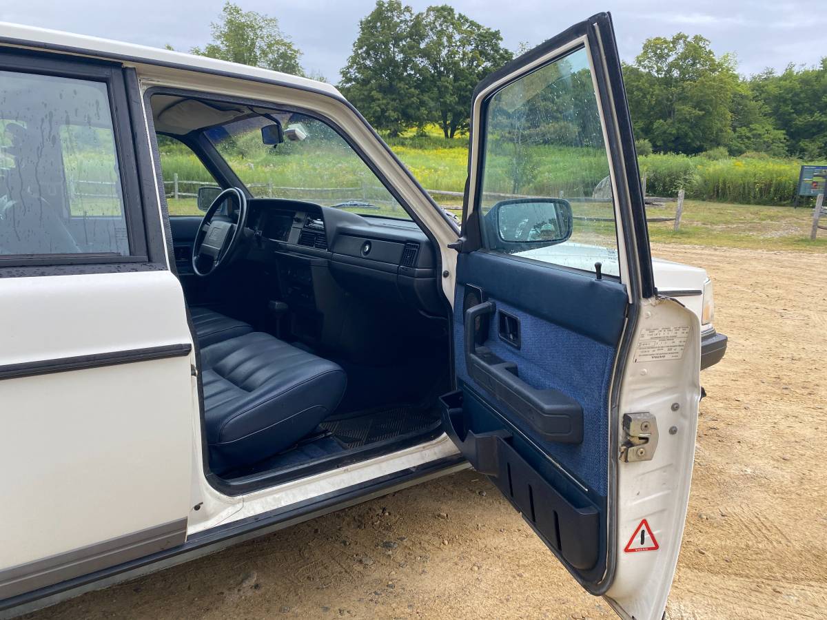 Volvo-240-wagon-1992-white-21