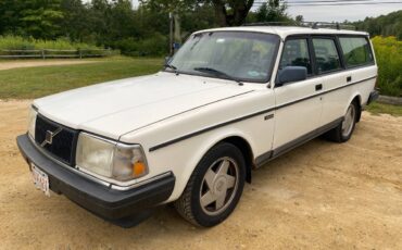 Volvo-240-wagon-1992-white
