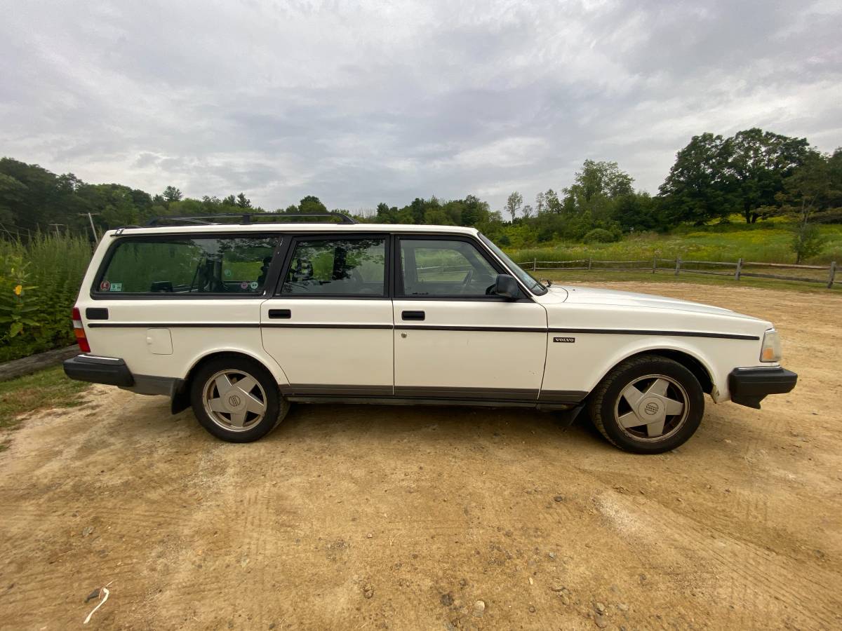 Volvo-240-wagon-1992-white-4