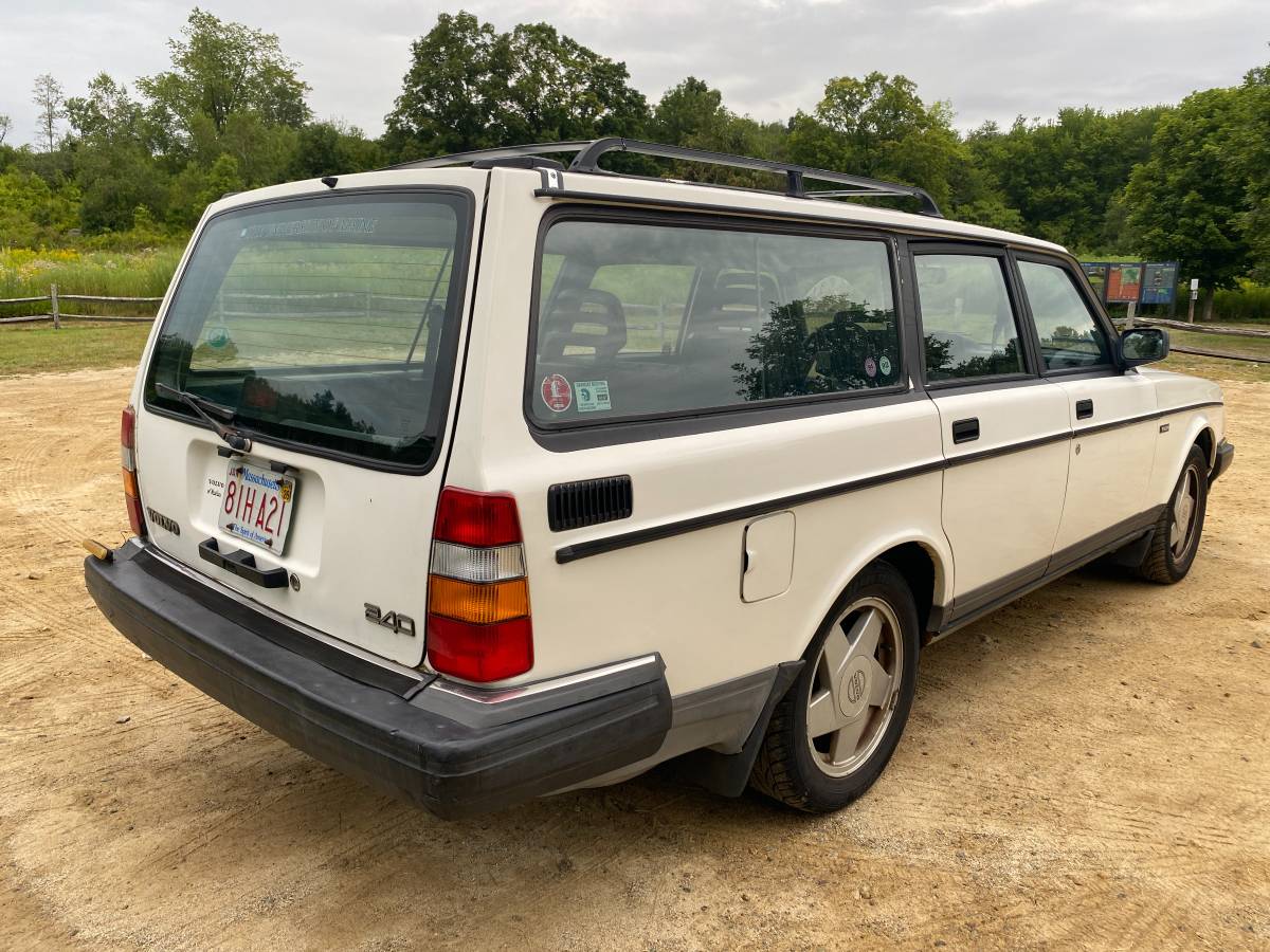 Volvo-240-wagon-1992-white-5