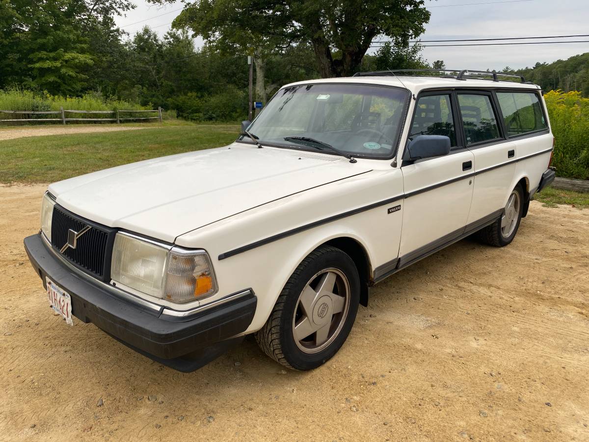 Volvo-240-wagon-1992-white