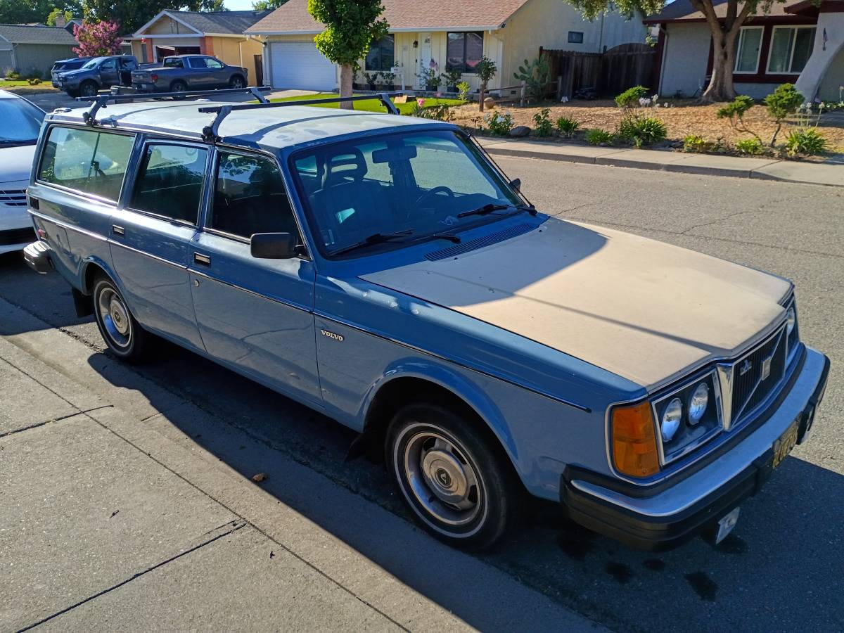 Volvo-245-1980-blue