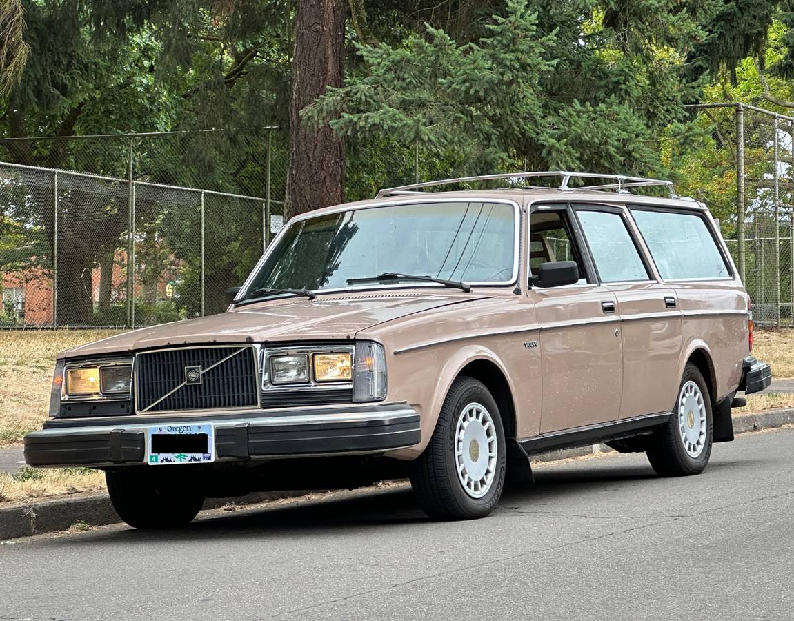 Volvo-245-1981-brown