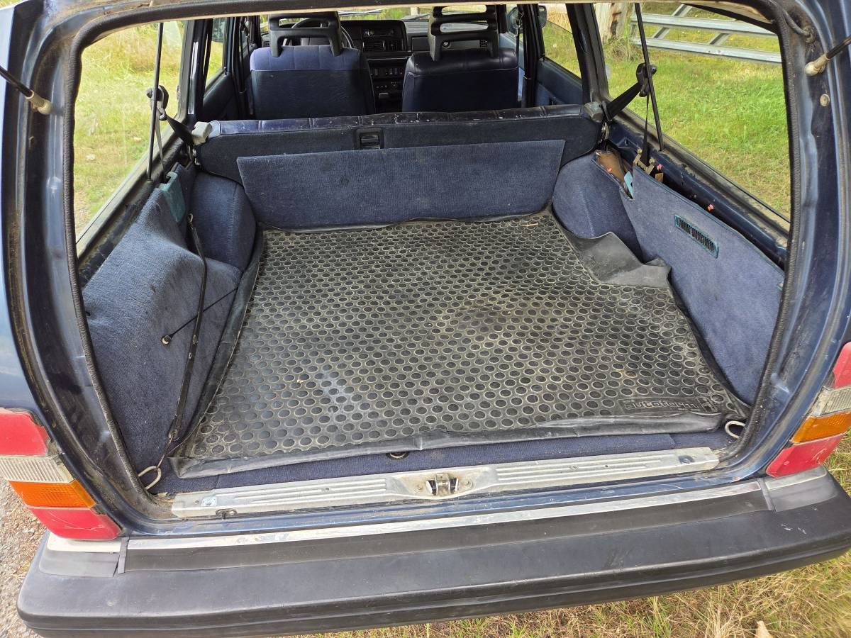 Volvo-245-1993-blue-12