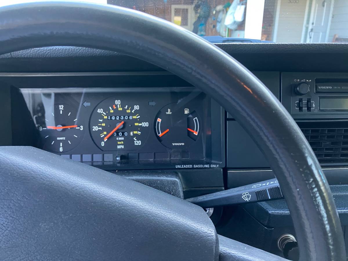 Volvo-245dl-1989-white-11