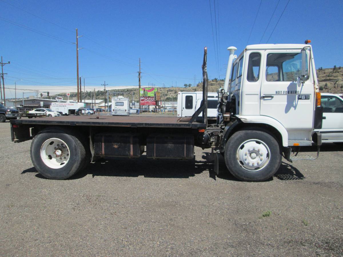 Volvo-670-diesel-1984-white-1