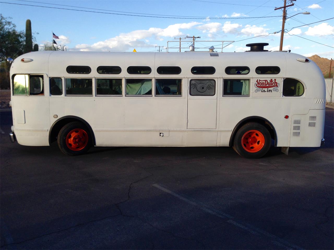 Von-dutch-Bus-1950-White-Green-5