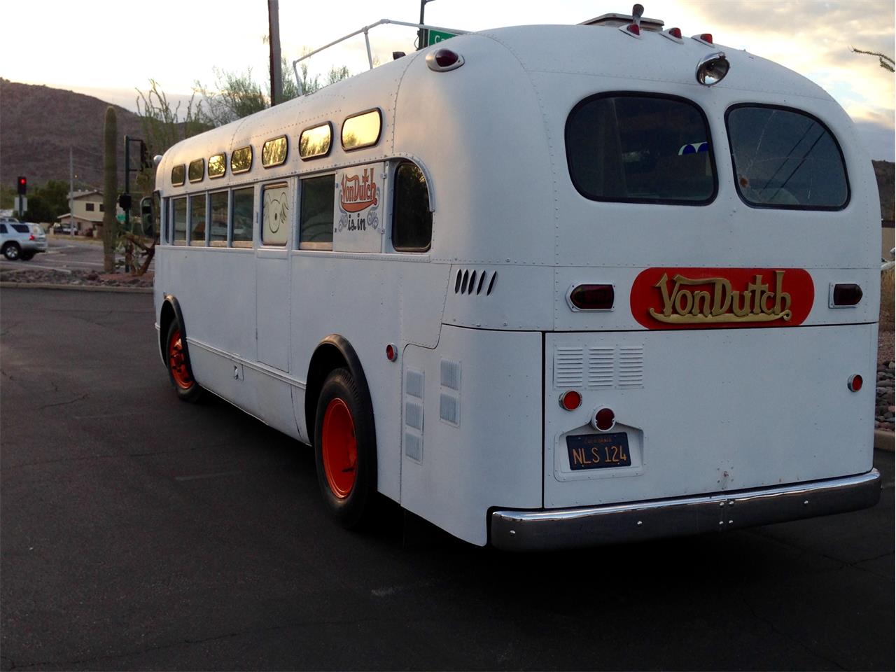Von-dutch-Bus-1950-White-Green-8