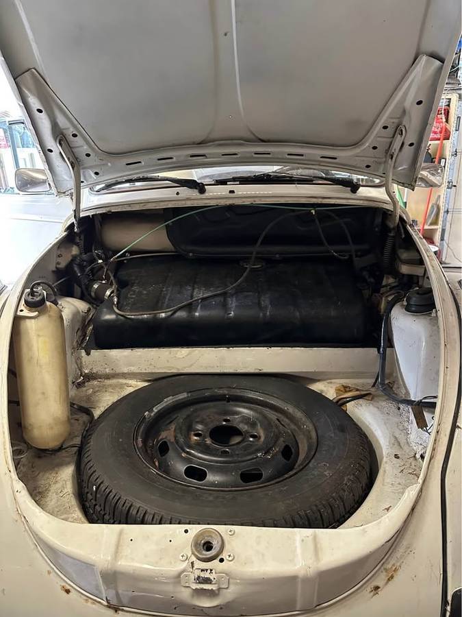 Vw-beetle-convertible-1976-white-10