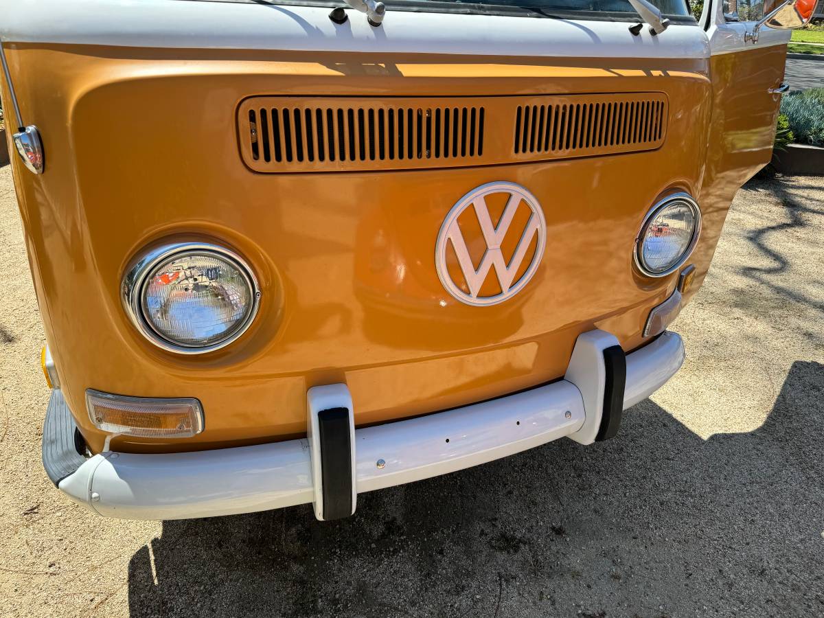 Vw-bus-and-beetle-1971-orange-1