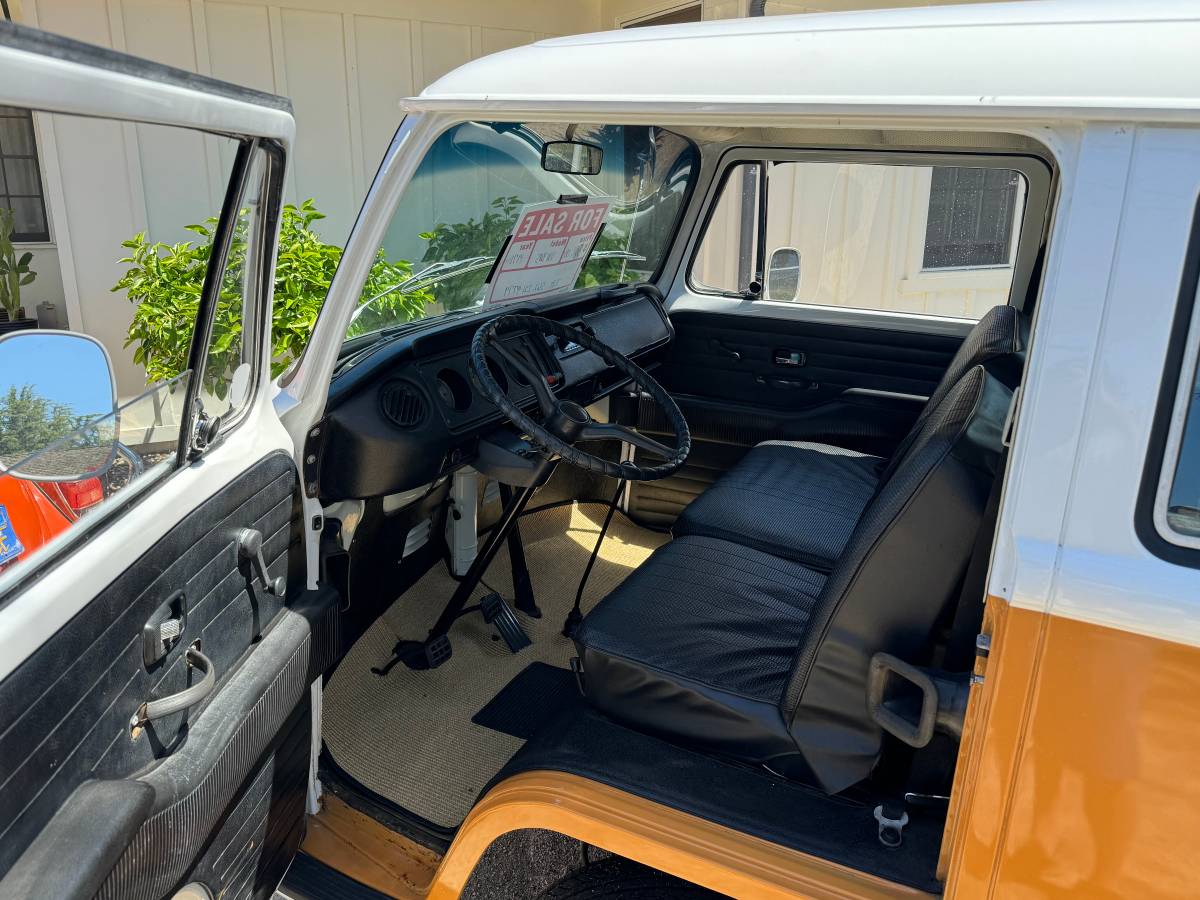 Vw-bus-and-beetle-1971-orange-2