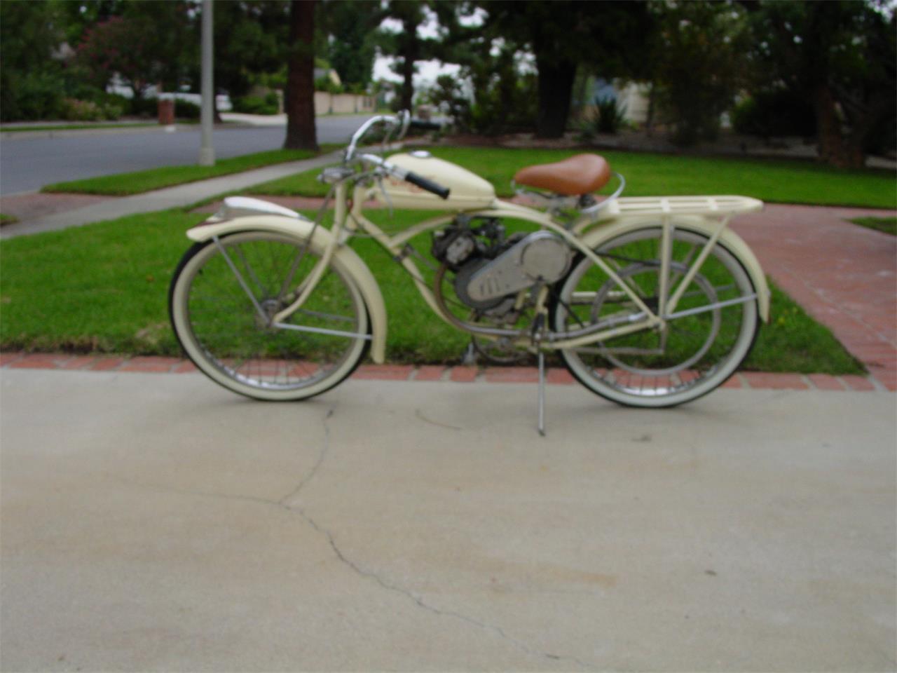 Whizzer-Motorcycle-1948-cream-and-brown-trim-cream-1