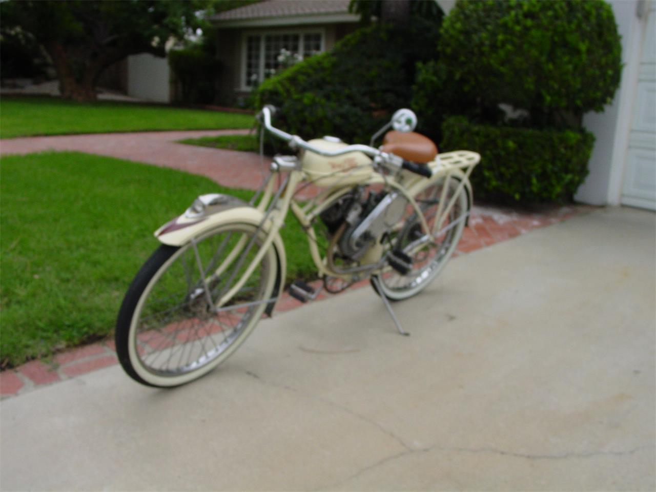 Whizzer-Motorcycle-1948-cream-and-brown-trim-cream-2