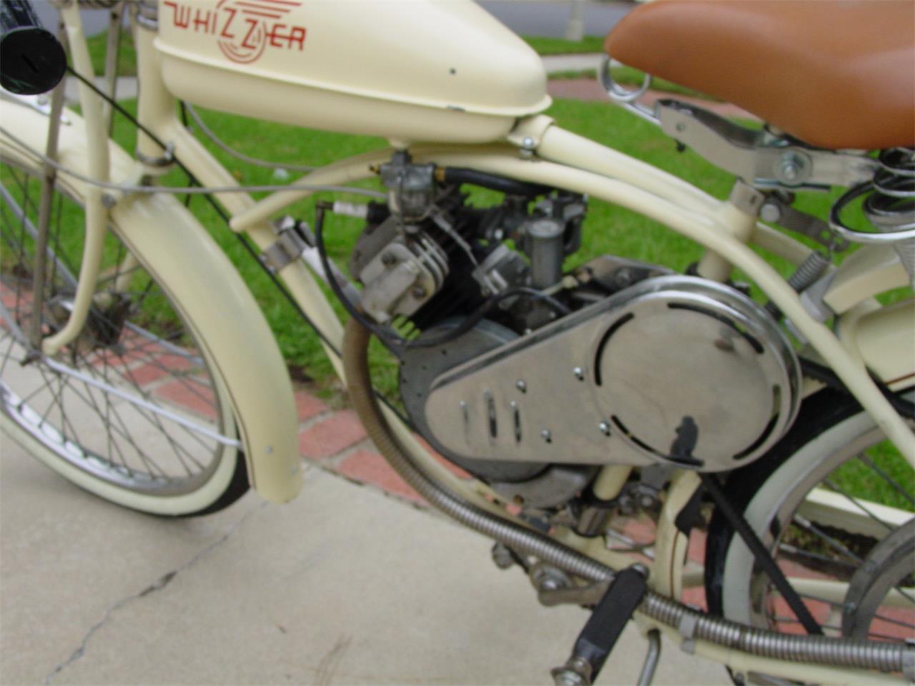 Whizzer-Motorcycle-1948-cream-and-brown-trim-cream-3