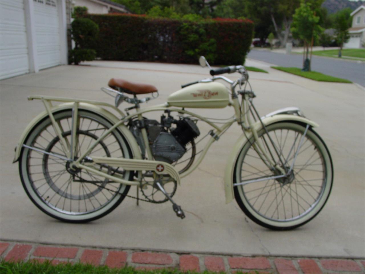Whizzer-Motorcycle-1948-cream-and-brown-trim-cream-4